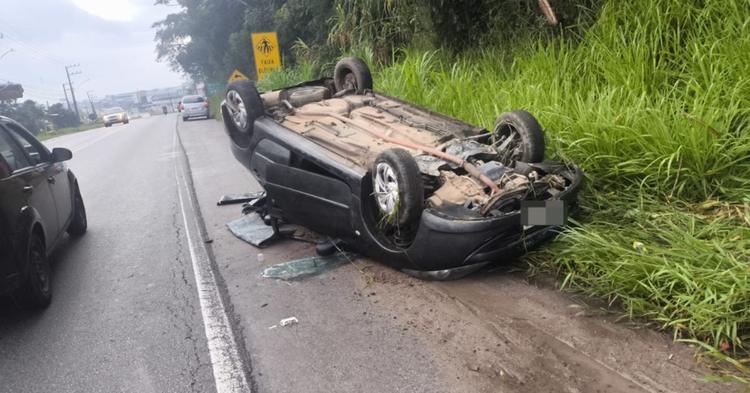 Carro sai da pista e capota na SC-412, em Itajaí; motorista fica ferido