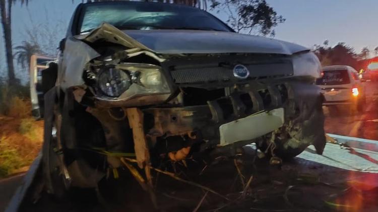 Motorista morre ao ser arremessado do carro após sair da pista em acidente na MG-060 em Paineiras
