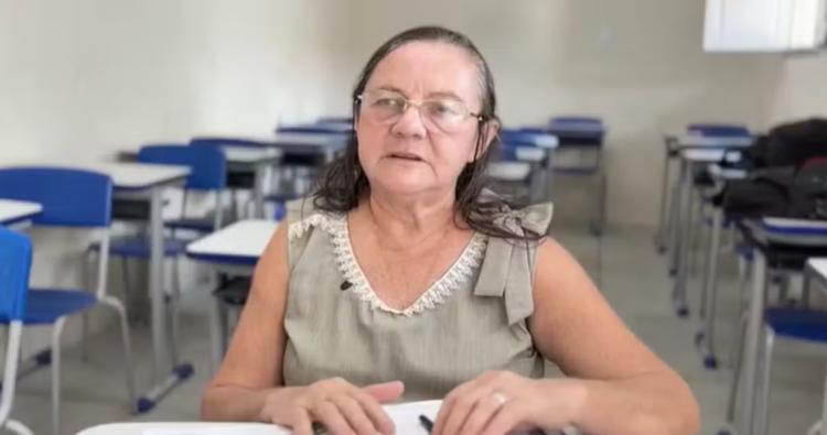 Aos 65 anos, mulher que não pôde estudar na infância aprende a ler, conclui ensino médio e escreve livro na PB