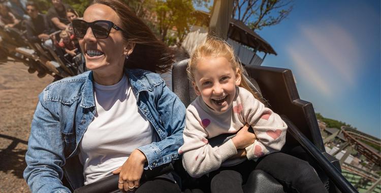  Mutter und Tochter in der fahrenden Achterbahn