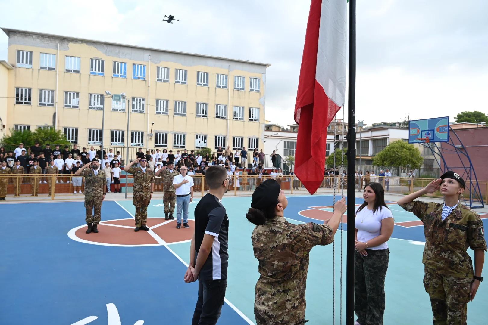 Salerno, Esercito e scuola insieme per l’inizio dell’anno scolastico: alzabandiera al Galilei-Di Palo