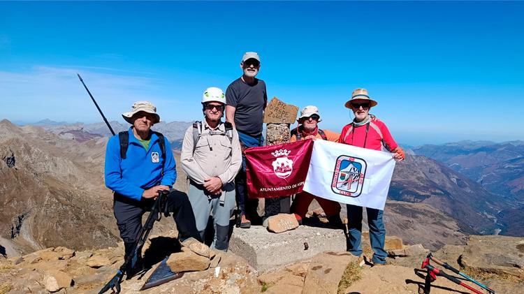 Montañeros aspenses coronan los 2.645 metros del Pico de Aspe en el Pirineo