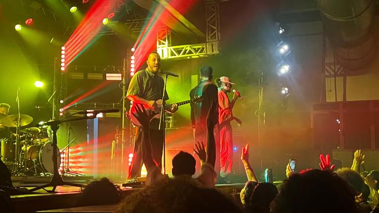 Com clima de baile e 'olho no olho', grupo 'Os Garotin' exalta a juventude e fala de novo álbum em show intimista