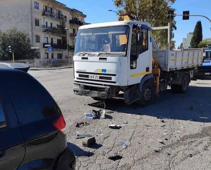 Scontro tra camion e auto in via Pertini: grave un uomo ad Eboli