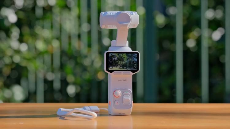 The Insta360 Luna Ultra with its screen on and in the horizontal position.