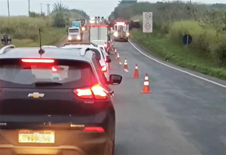 Carreta carregada com madeira tomba em rodovia entre Capivari e Santa Bárbara e bloqueia parte da pista