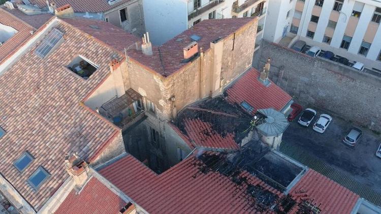 Vue aérienne des dégâts à cet immeuble ancien du centre-ville de Sète 