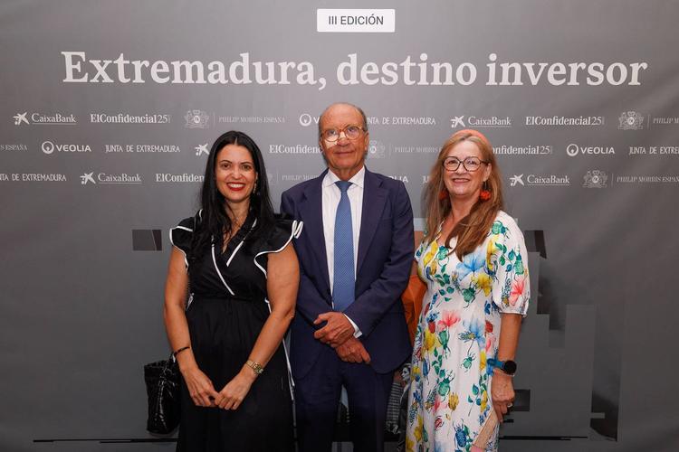 María del Carmen Cortes, de Técnicos en Construcción; Julio Morales, de Extraval; y Ana Vega, de ICO.