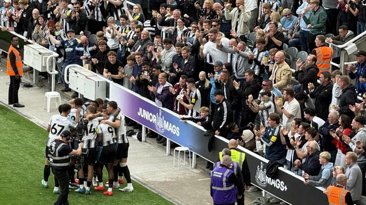 Joe Willock Goal Celebration Players Fans Newcastle United