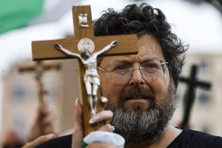 "Io vittima, mi fidavo di Adinolfi perché parlava di Dio. Mi ha portato via i risparmi di una vita"