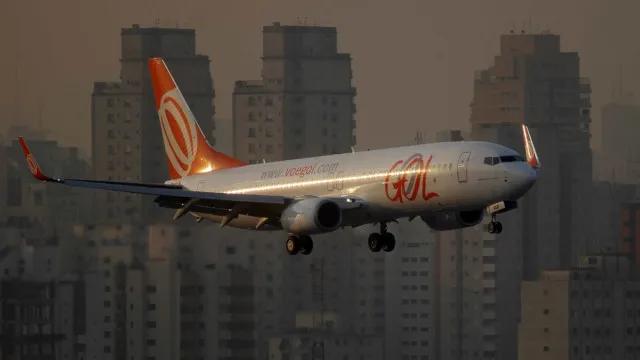Avião cargueiro da Gol sai da pista após pouso em Salvador