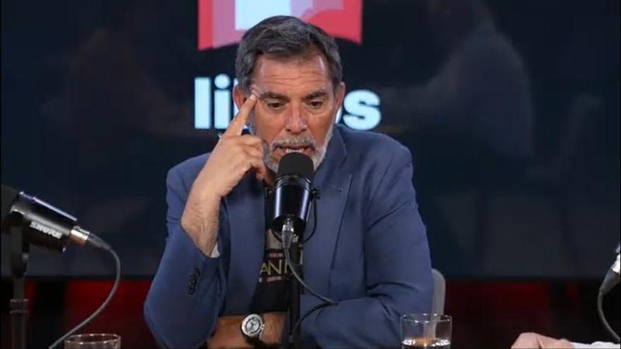 Víctor del Árbol, en el videopódcast del suplemento ABRIL: "Traducir una novela en cualquier lengua puede ser factible, el problema es hacer una carrera fuera"