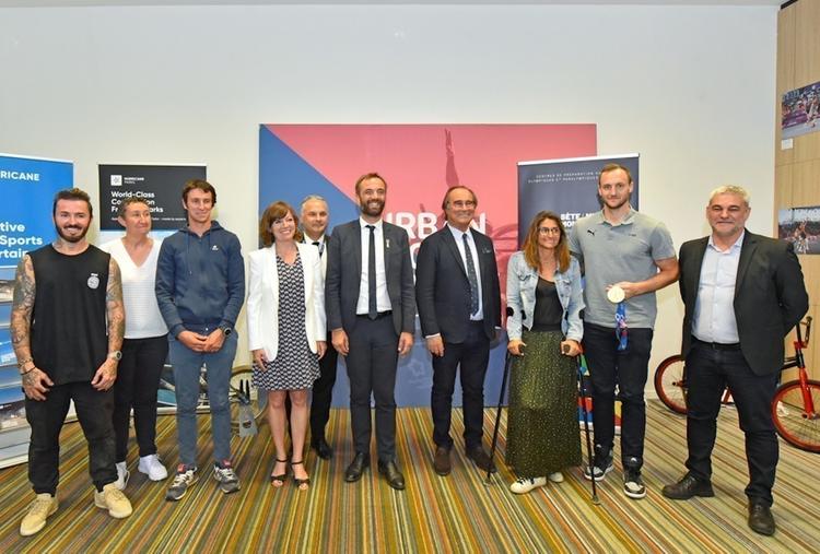 Montpellier, Sète et Millau : les trois maires entourés des sportifs ambassadeurs du territoire bataillent ensemble pou séduire les délégations internationales  