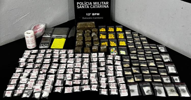 Polícia Militar prende traficante e acaba com “disk entrega” de drogas no Centro de Camboriú