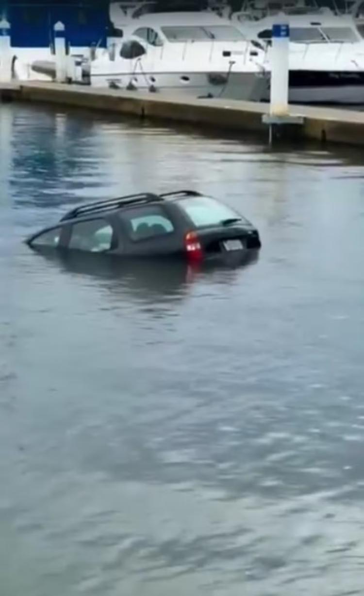 VÍDEO: Carro cai no mar na Praia da Ribeira, em Angra dos Reis