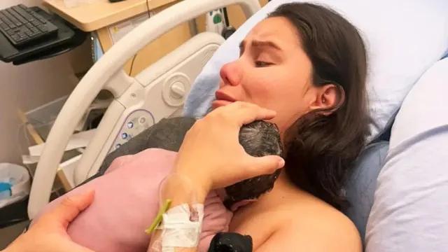 Jovem dá à luz dormindo e bebê fica protegido por cobertores