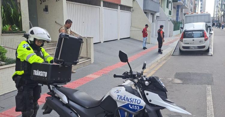 Motorista bate em carro com gestante, foge pela contramão e acaba detido na área central de BC