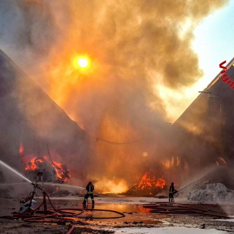 Incendio in una piattaforma ecologica nel Milanese (VIDEO)