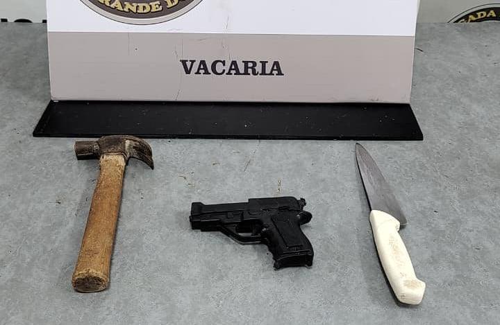 Homem é preso ao ameaçar vizinho em Vacaria