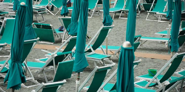 Reggio Calabria, ombrelloni e sdraio su una porzione di spiaggia libera: denunciato il titolare di uno stabilimento. Quattro denunce in 48 ore