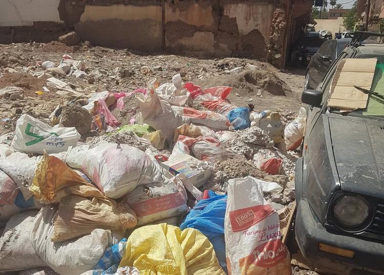 مخلفات هدم منازل متضررة من زلزال الحوز تحول حي بمراكش إلى مطارح عشوائية