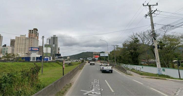 Homem é encontrado morto debaixo de ponte na marginal em Itapema