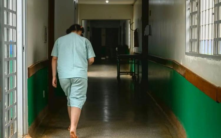 Adolescente levada a hospital após avó morrer deixa unidade após um ano internada