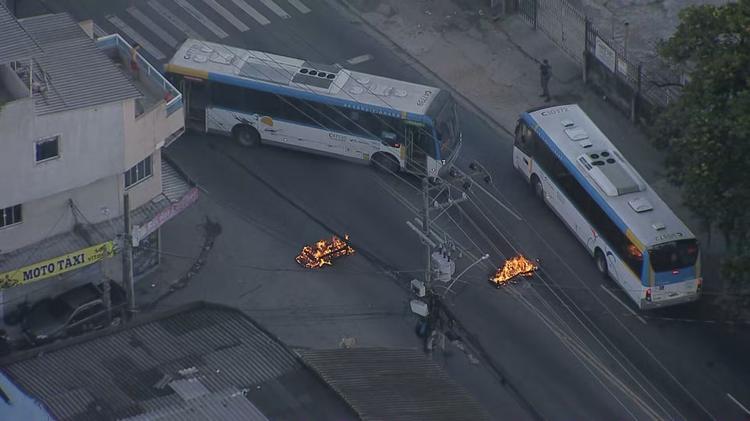 PM faz operação pelo 2º dia na Cidade de Deus; ônibus são atravessados e barricadas são incendiadas