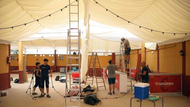 Más 2,3 millones de puntos de luz iluminarán el Real de la Feria del Cortijo de Torres, en el que se ultiman los preparativos