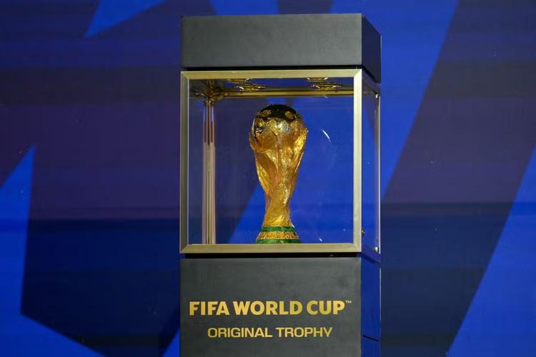 Do que é feita a taça da Copa do Mundo? Troféu tem ouro maciço e pedra semipreciosa na base
