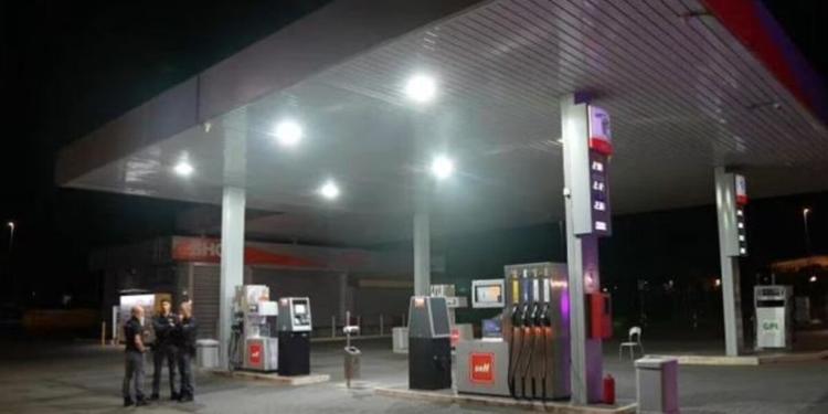 Aggredisce una donna e investe due persone a Reggio Emilia, arrestato un 26enne