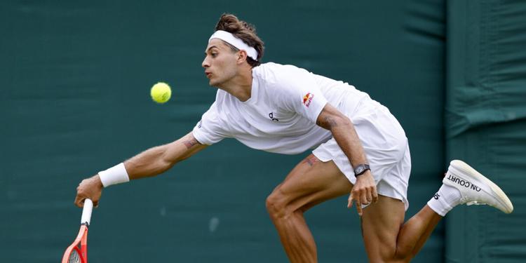 Wimbledon, avanza anche Cobolli. Battuto Duckworth 3-1, ora il russo Khachanov. Avanza anche Jasmine Paolini