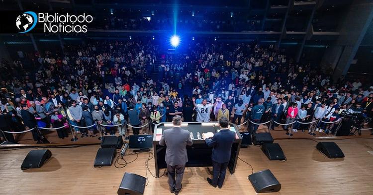 Cientos de japoneses reciben a Cristo como Salvador en cruzada del nieto de Billy Graham