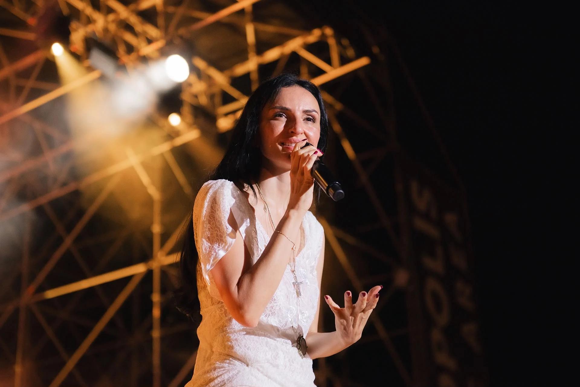 Arisa incanta Agropoli: successo per l’inaugurazione dell’Akropolis Music Arena | Sfoglia la gallery