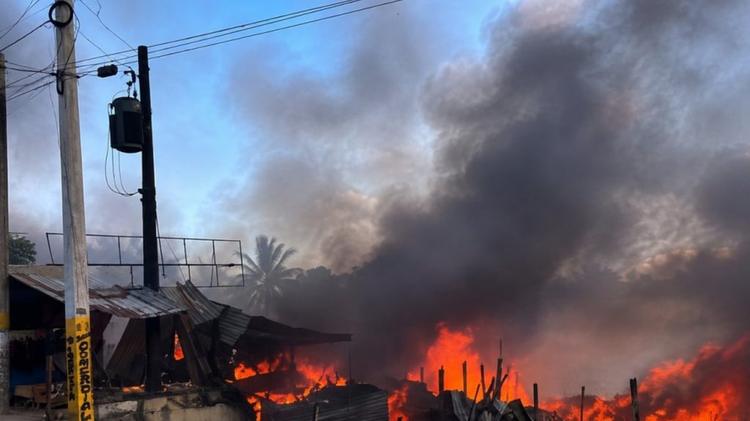Incendio provoca daños materiales en Plaza Oasis de Villa Mella
