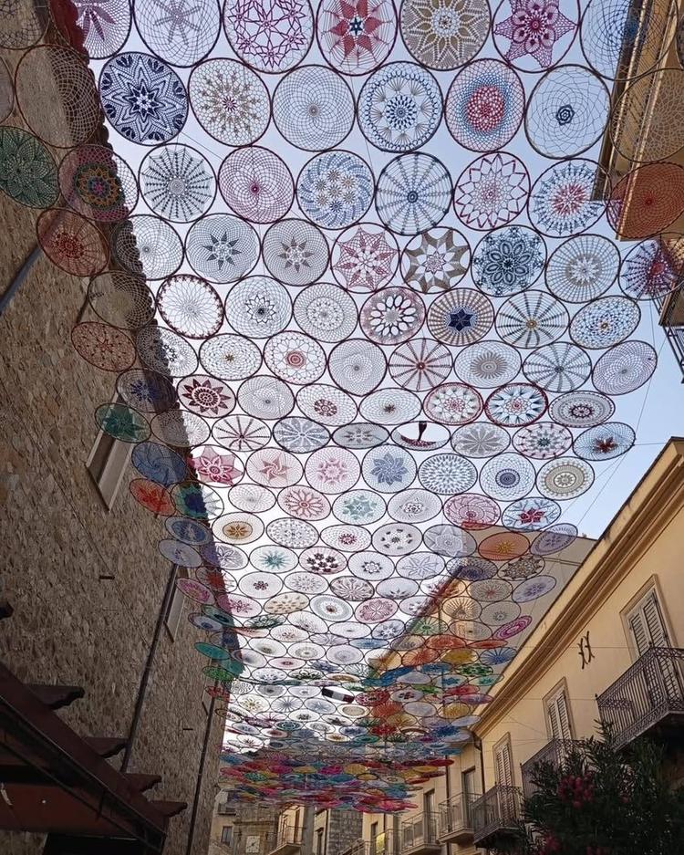 300 cerchi realizzati con passione, creatività e dedizione dal gruppo "Le Nimule". Ogni cerchio racconta una storia fatt...