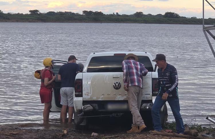 Caminhonete que afundou no Rio Grande é encontrada em Colômbia, SP; dois jovens estão desaparecidos