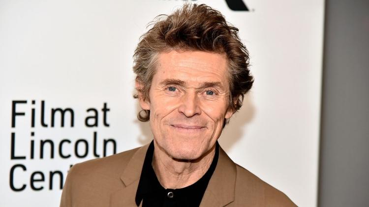 Willem Dafoe revela seu lado mais simples: ‘Nunca sou tão feliz quanto lavando louça e limpando esterco’