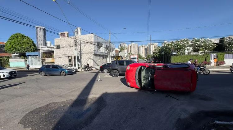 Carro capota em cruzamento no bairro da Cremação, em Belém