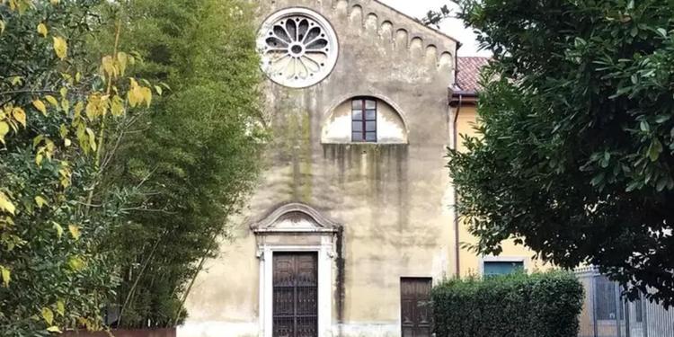 Morì a 7 anni travolta da acquasantiera: assolti in appello sacerdote e docente