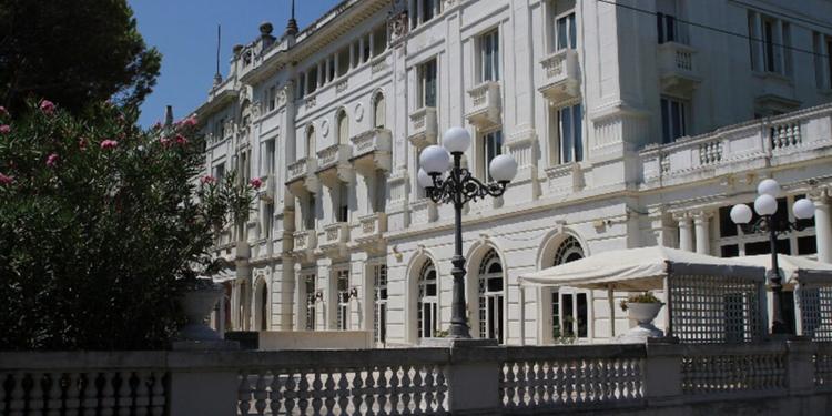 Fallito ma lavorava in nero, sigilli al Grand Hotel di Riccione: «Dovete lasciare immediatamente l'albergo»