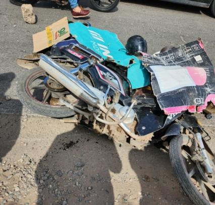 دراجة نارية تنهي حياة سائقها تحت عجلات شاحنة للنفايات