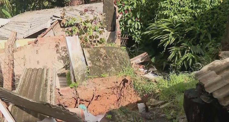 Raio cai em Camaragibe e deixa moradores sem energia; VÍDEO