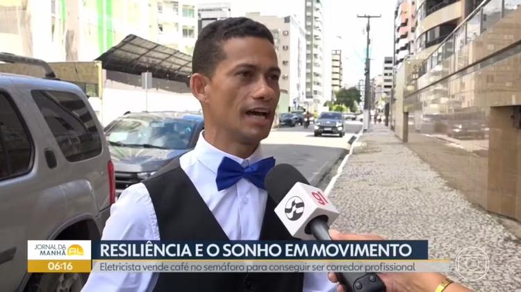 'Garçom do semáforo': eletricista vende café na rua em busca do objetivo de ser corredor profissional