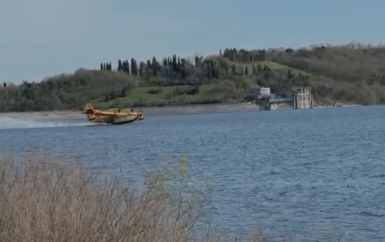 Incendio in Appennino, fiume Reno fa barriera e salva versante toscano. Canadair riforniti dal Bilancino