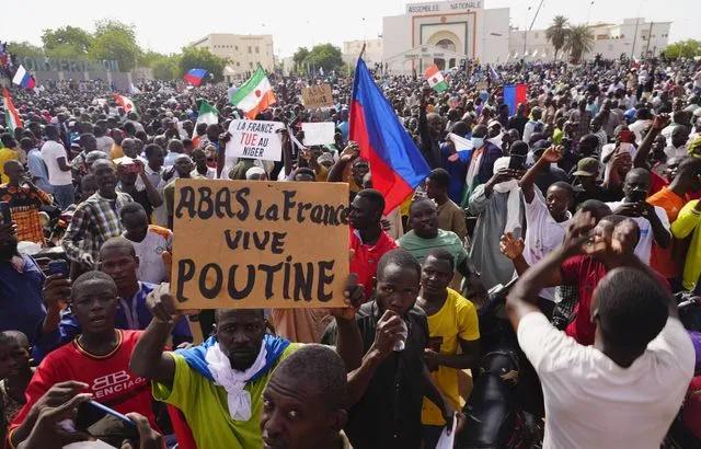 Trois ans après le coup d’État au Niger : le silence complice des Églises