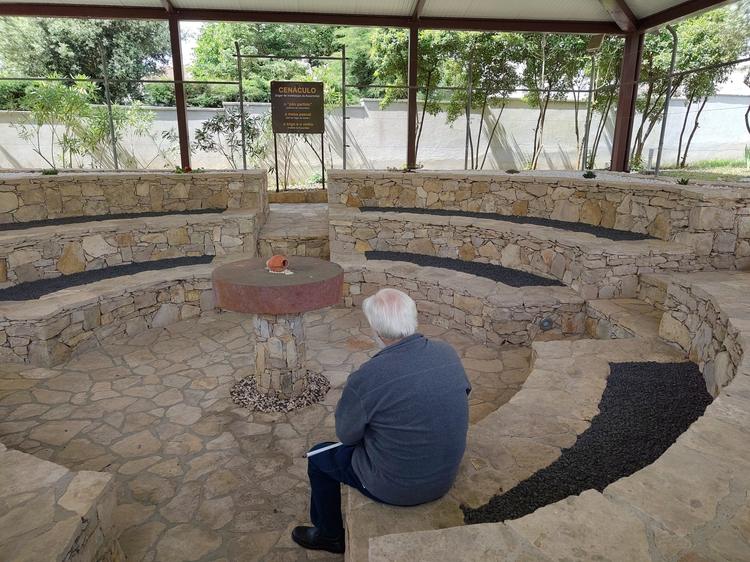 Irmão permanece alguns instantes em meditação no Cenáculo, no Jardim Bíblico