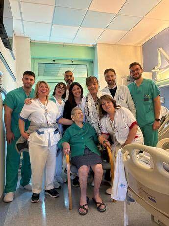 Operata a 102 anni al Policlinico Tor Vergata di Roma, in piedi dopo 2 giorni