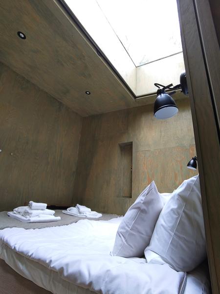 Blick zu den Wipfeln vom Bett aus - Trakt Forest Hotel