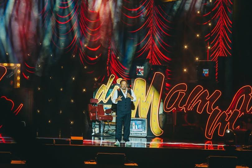 Brignano conquista Santa Maria del Cedro con "Bello di Mamma!": grande risposta di pubblico all'Arena dei Cedri. Il prog...